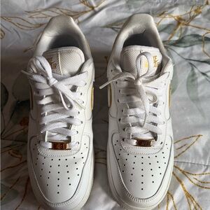 Nike Wmns Air Force 1 07 ESS 'Metallic Gold'
